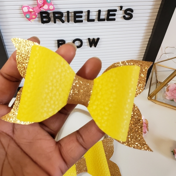 Faux leather piggy 🐷 tail bow 🎀 - Picture 2 of 3